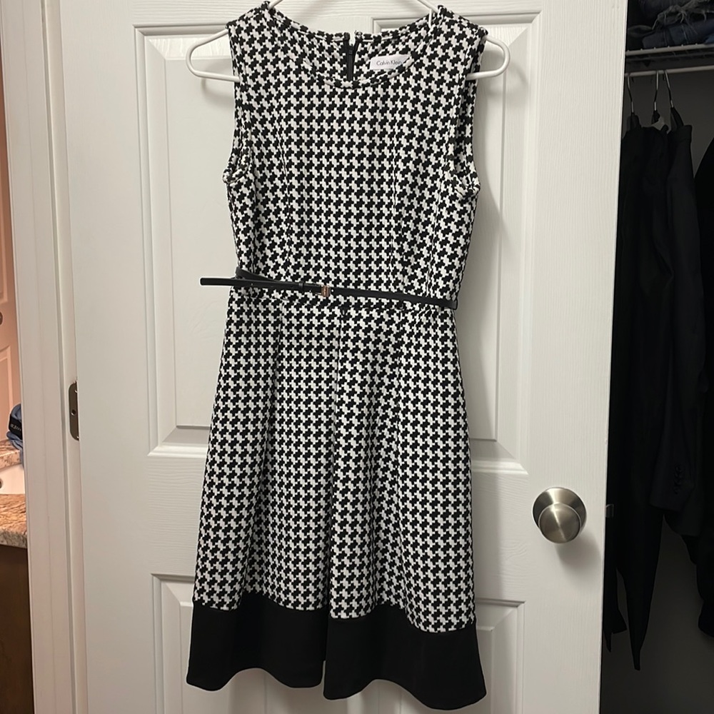 A-like black and white sleeveless dress
